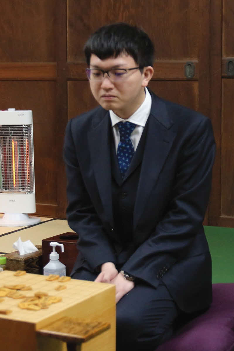 王将戦7番勝負第5局の前日検分を行う永瀬拓矢九段（日本将棋連盟提供）