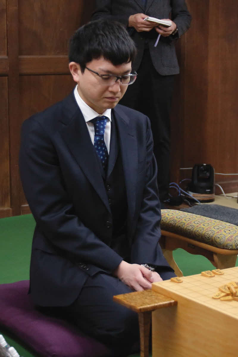 王将戦7番勝負第5局の前日検分を行う永瀬拓矢九段（日本将棋連盟提供）
