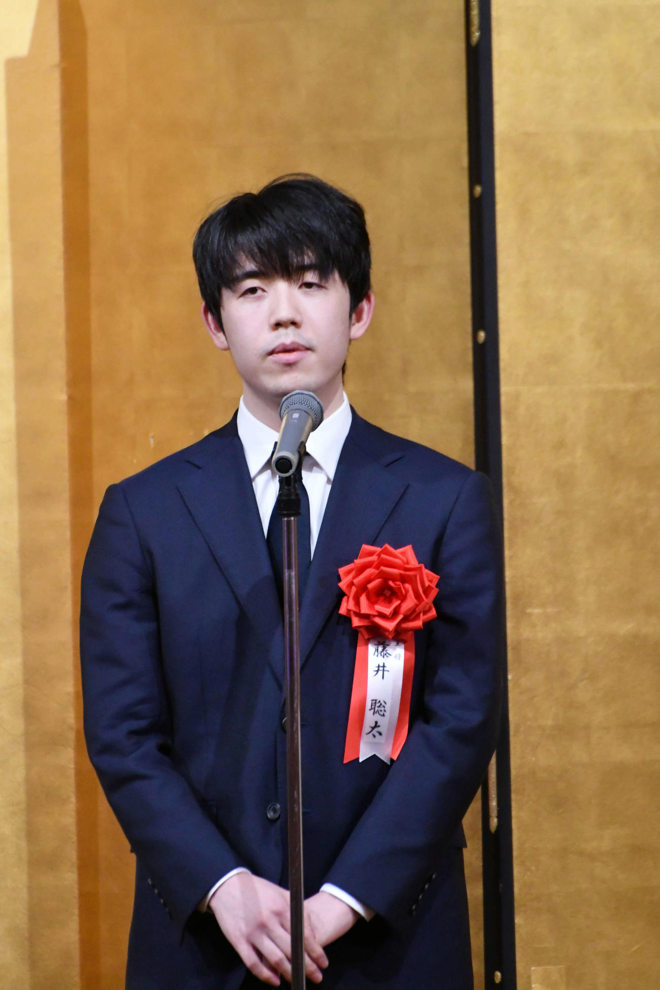 王将戦第5局前夜祭で対局への決意を表明する藤井聡太王将