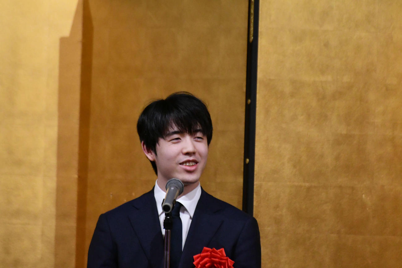 王将戦第5局前夜祭で対局への決意を表明する藤井聡太王将