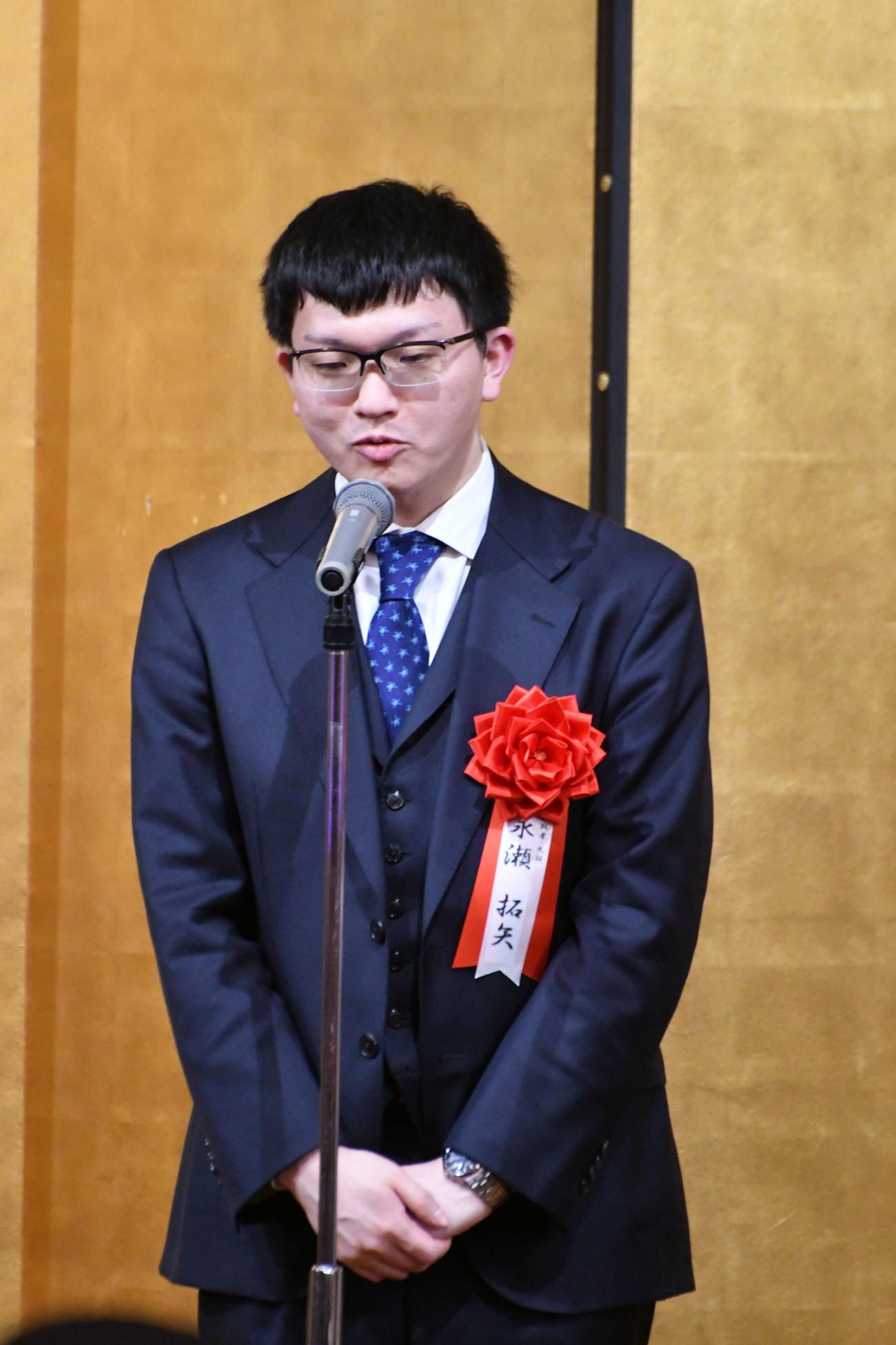 王将戦第5局前夜祭で対局への決意を表明する永瀬拓矢九段