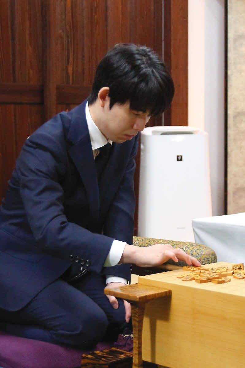王将戦7番勝負第5局の前日検分を行う藤井聡太王将（日本将棋連盟提供）