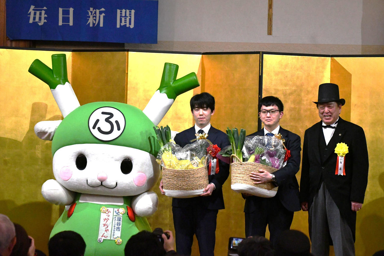 王将戦第5局前夜祭で記念撮影に応じる深谷市のゆるキャラ「ふっかちゃん」、藤井聡太王将、永瀬拓矢九段、小島進市長（左から）