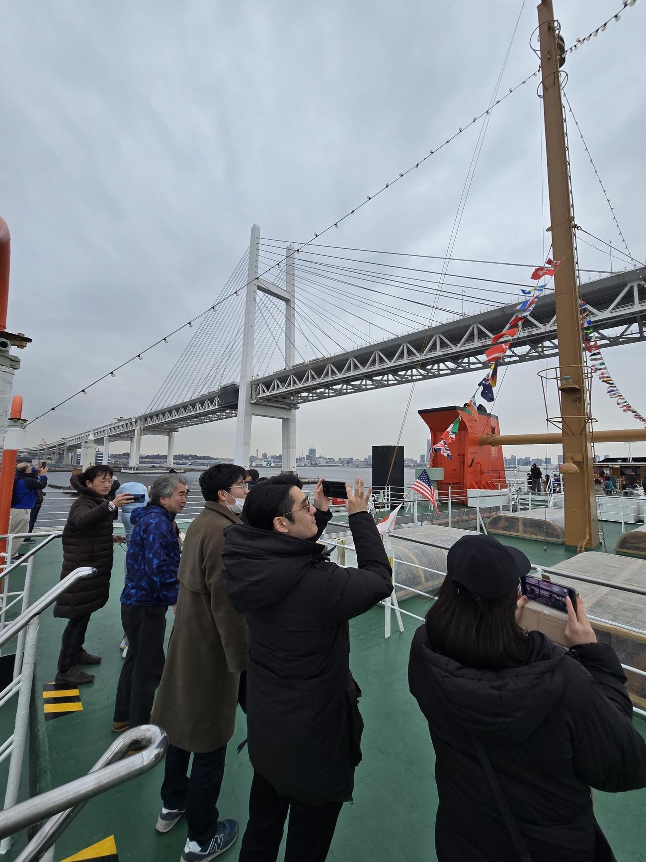 横浜ベイブリッジ下を通過して横浜に入港する（撮影・寺沢卓）