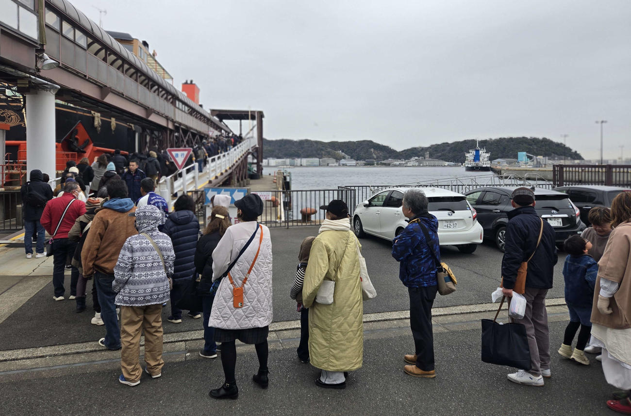 黒船横浜クルーズの乗客が行列をつくった（撮影・寺沢卓）