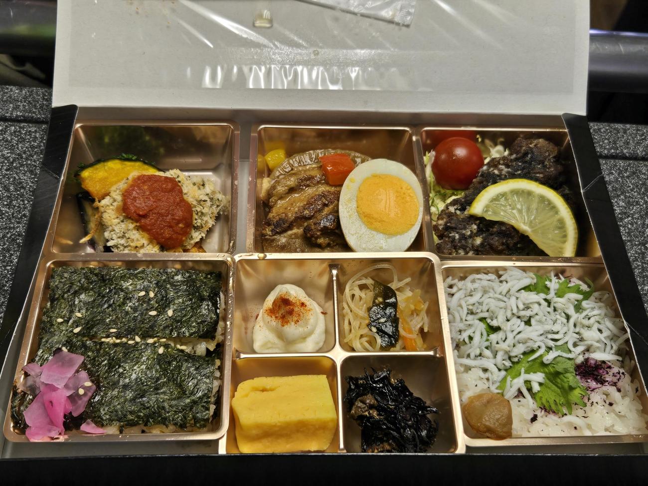 土日祝に就航中の東京湾フェリーで販売される黒船ペルリ弁当（撮影・寺沢卓）