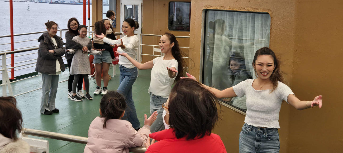 小雪舞う中デッキで、オリジナルのフラダンスが披露された（撮影・寺沢卓）
