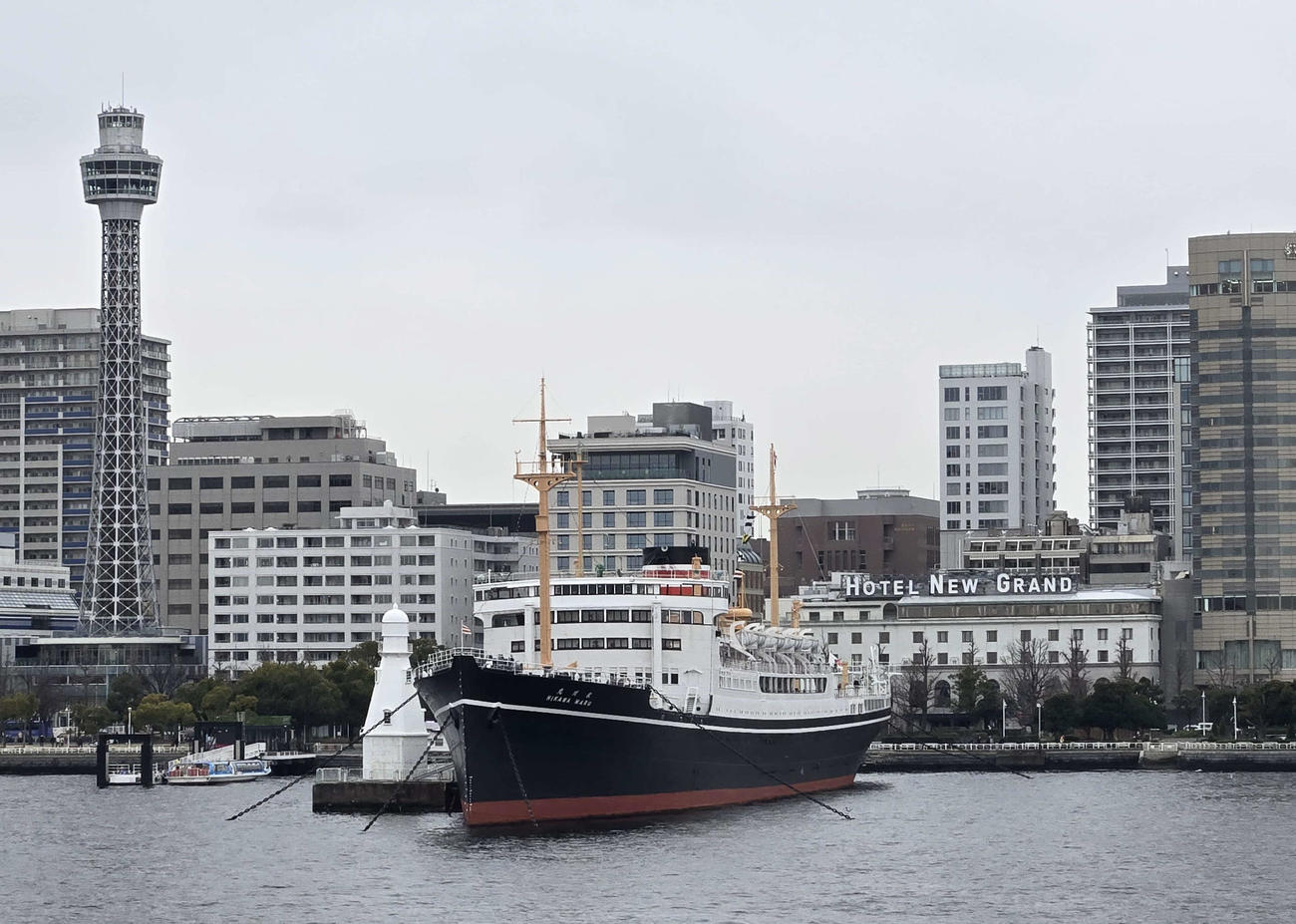 横浜港に入って氷川丸、マリンタワー、山下公園、ホテルニューグランドの近づく（撮影・寺沢卓）