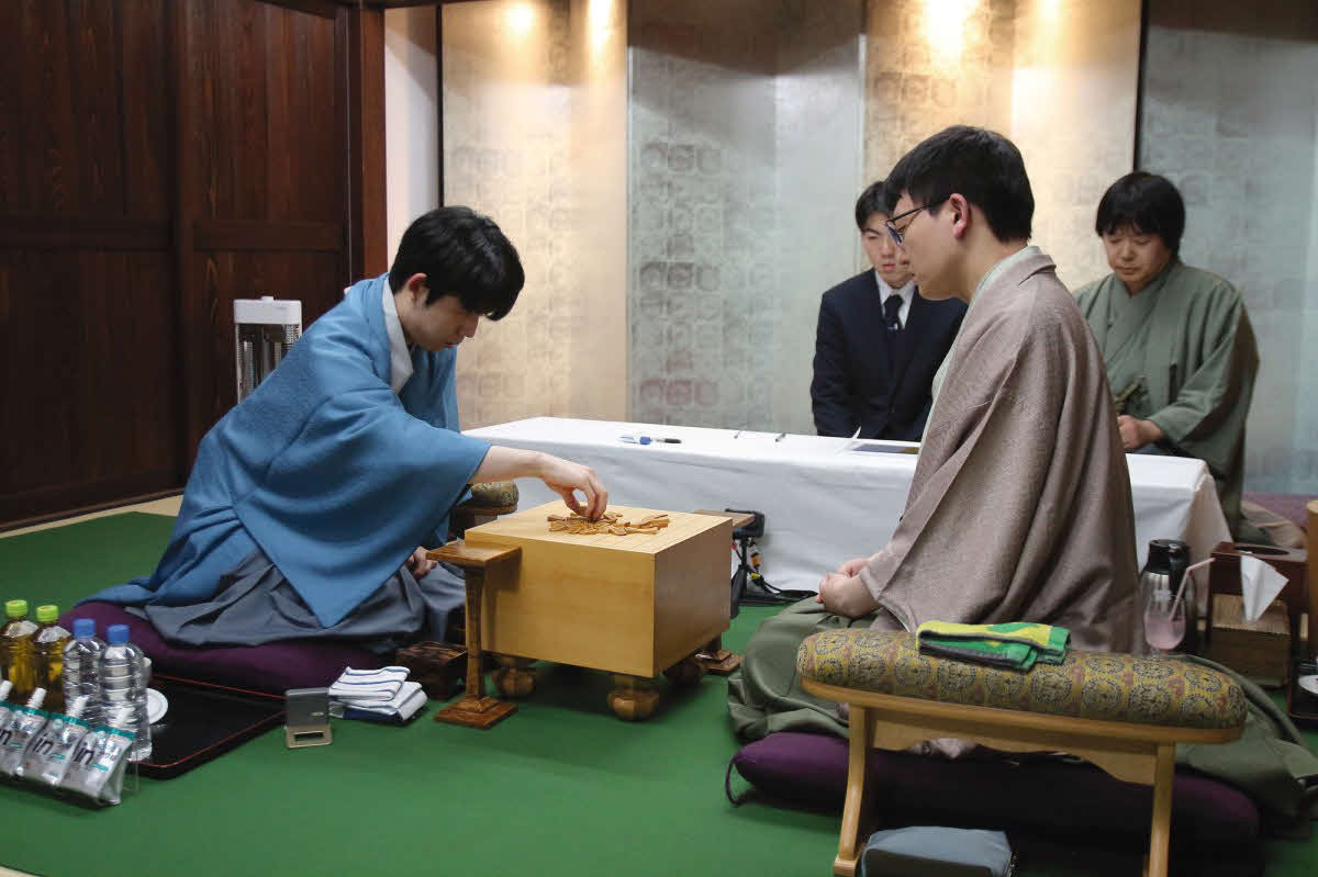 初日を終えて駒を片付ける藤井聡太王将（左）。右は挑戦者の永瀬拓矢九段（日本将棋連盟提供）