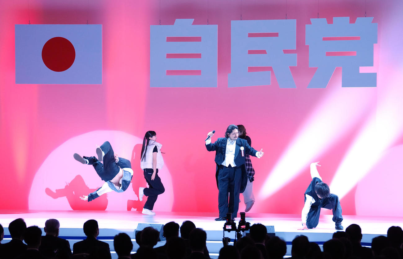 自民党大会でパフォーマンスするテノール歌手の工藤和真氏（中央）とダンサーたち（撮影・足立雅史）