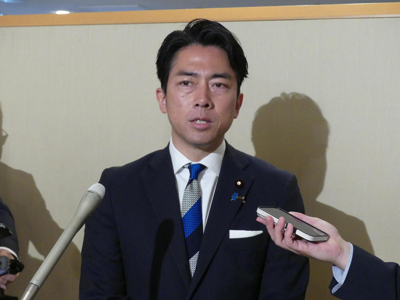 自民党大会後、報道陣の取材に応じる小泉進次郎元環境相（撮影・中山知子）