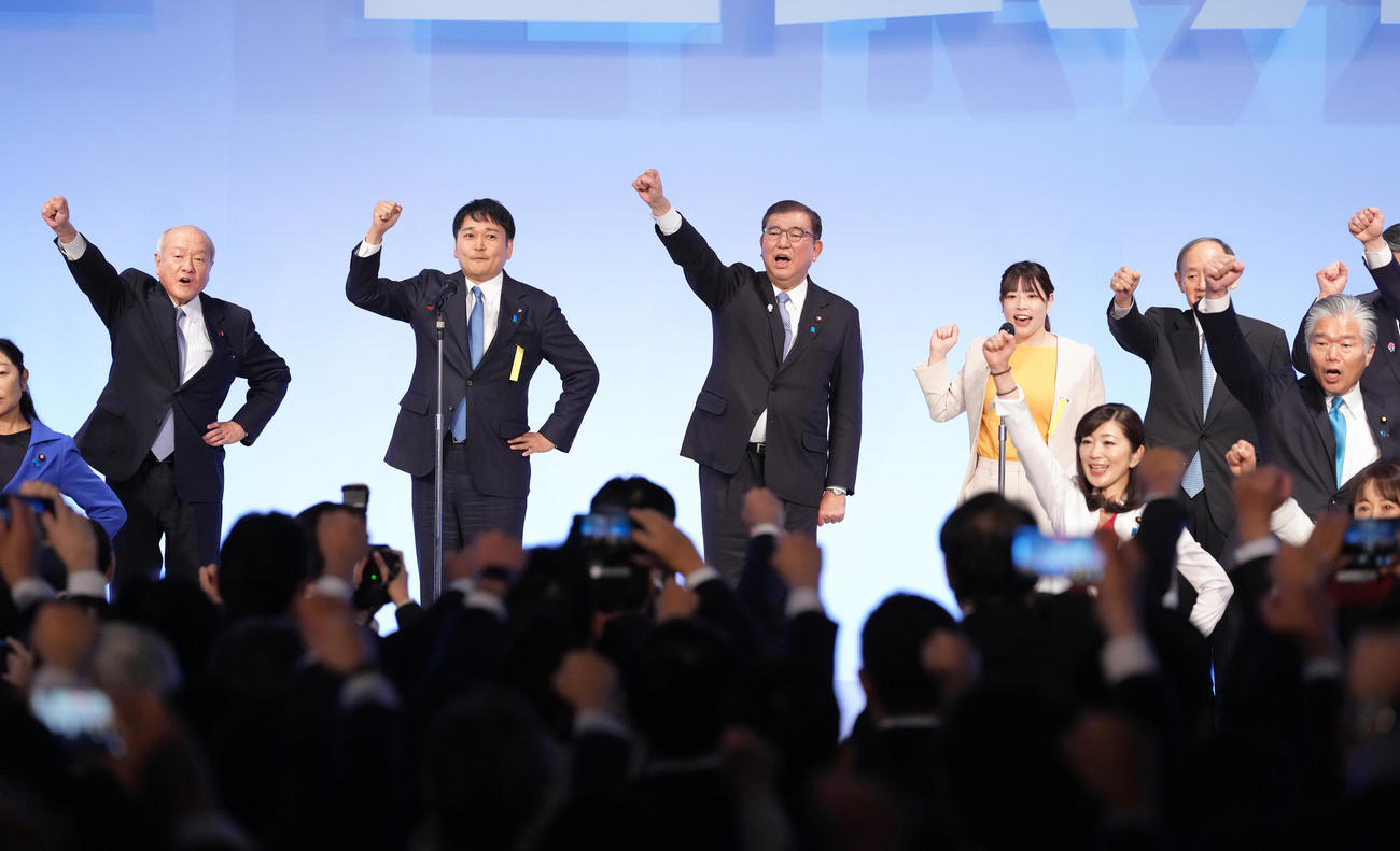 自民党大会で必勝コールを行う石破茂首相（左から3人目）ら（撮影・足立雅史）