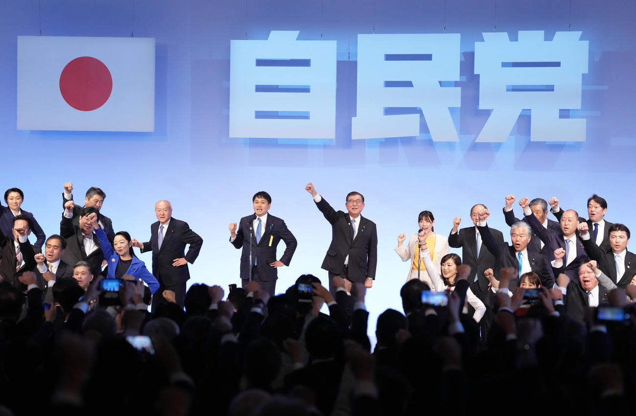 自民党大会で必勝コールを行う石破茂首相（中央）ら（撮影・足立雅史）