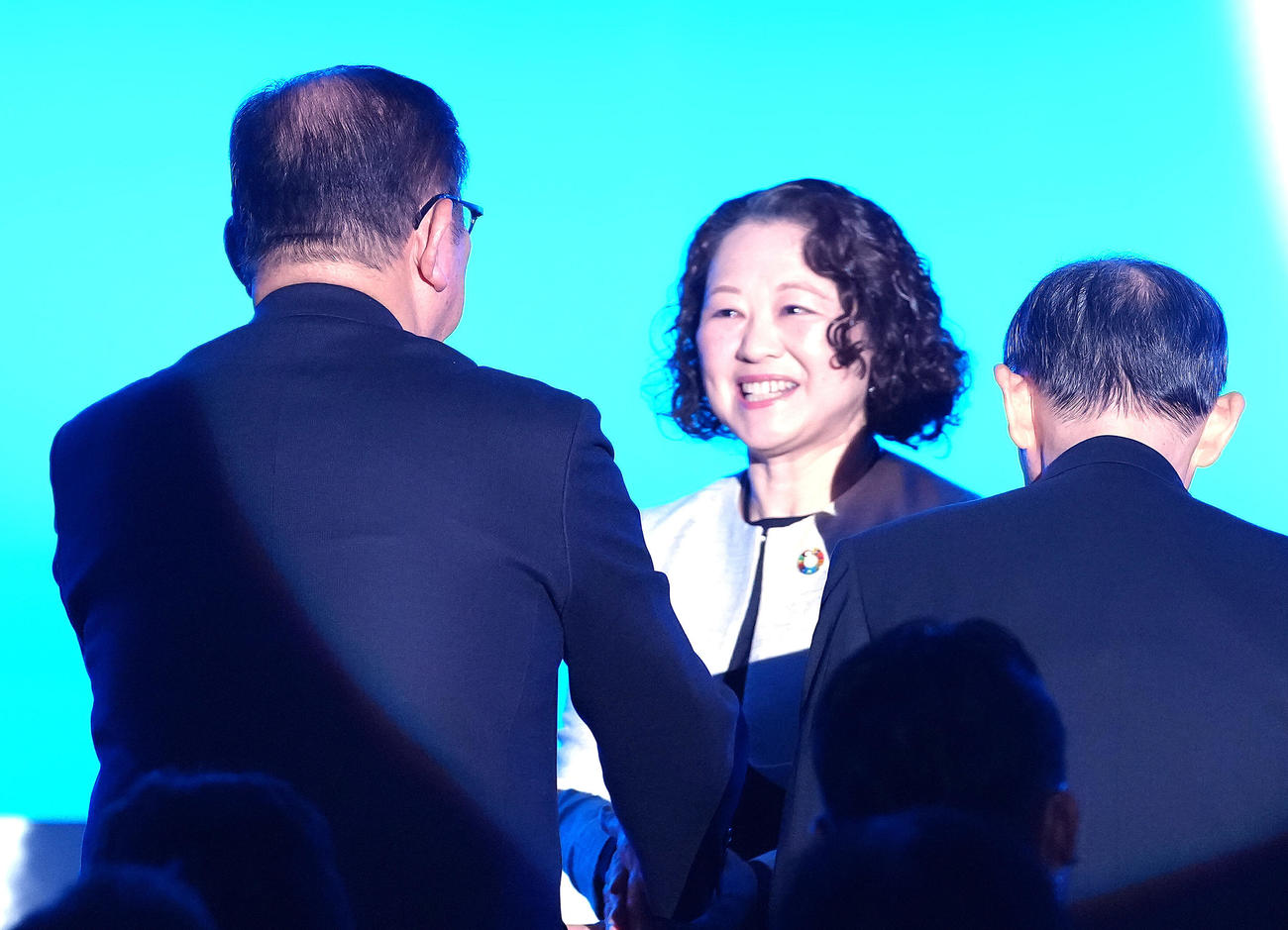 自民党大会に出席し、石破茂首相（左）と握手を交わす連合の芳野友子会長（撮影・足立雅史）