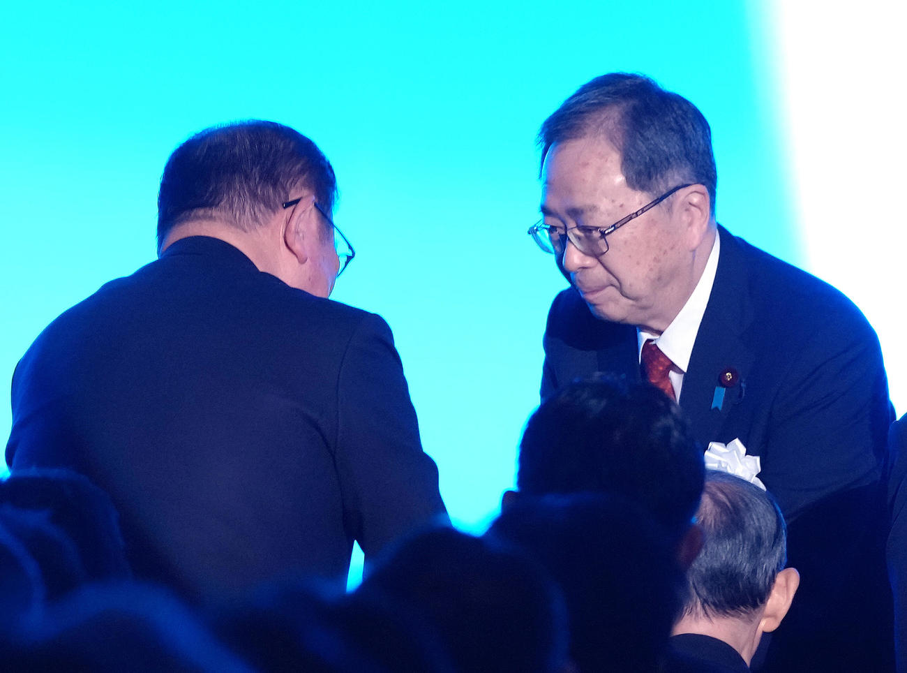 自民党大会に出席し、石破茂首相（左）と握手を交わす公明党の斉藤鉄夫代表（撮影・足立雅史）
