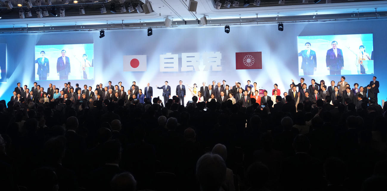 自民党大会で党員に迎えられながら登壇する石破茂首相（中央）（撮影・足立雅史）