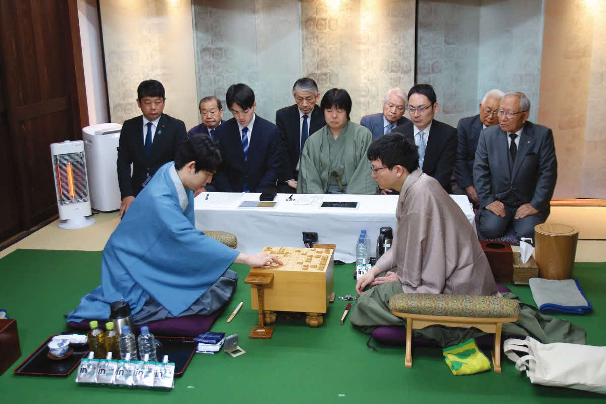 藤井聡太王将（左）が永瀬拓矢九段（右）の挑戦を受ける王将戦第5局は2日目が再開された（日本将棋連盟提供）