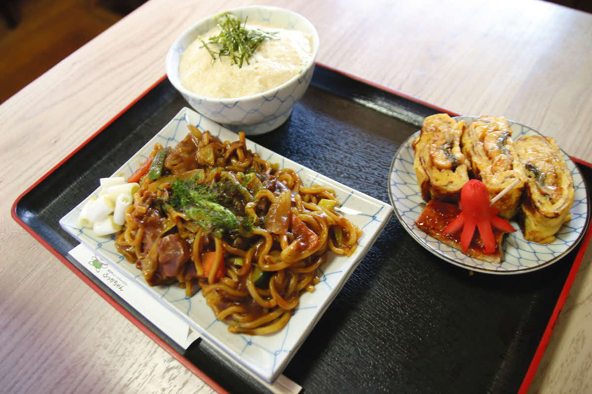 永瀬拓矢九段の勝負メシは初日と同じく「深谷ねぎカレーやきそば」（日本将棋連盟提供）