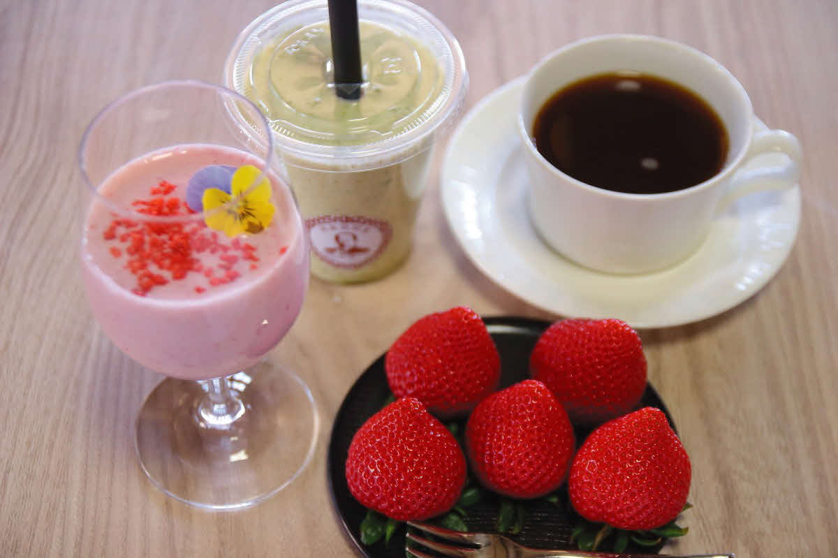 永瀬拓矢九段の2日目午後のおやつはあまりん「いちご」、スペシャルティコーヒー（ホット）、深谷産いちご「あまりん」のスムージー、深谷プレミアムスムージー（日本将棋連盟提供）