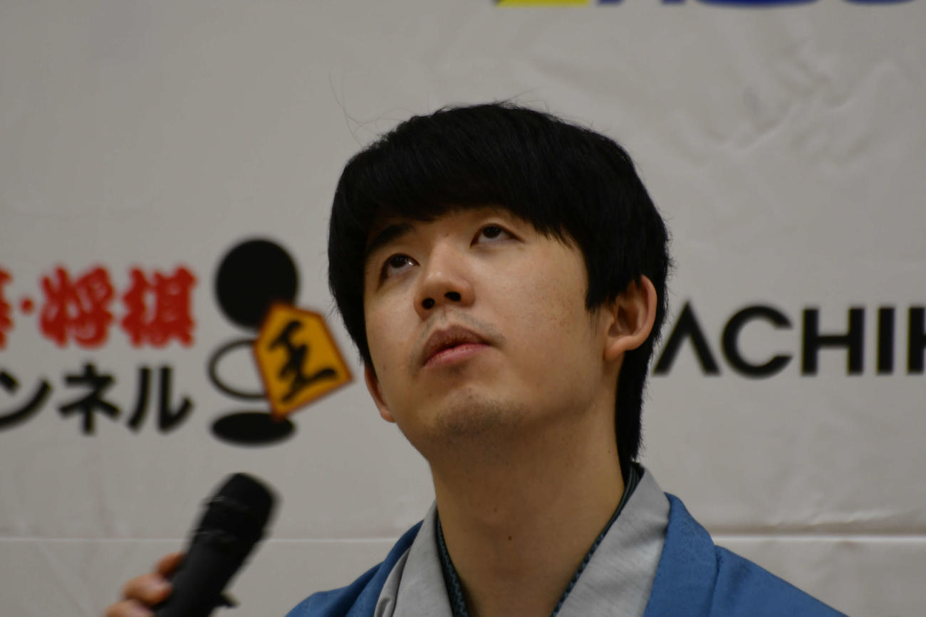 時折左斜め上を見上げて質問の答えを考える藤井聡太王将