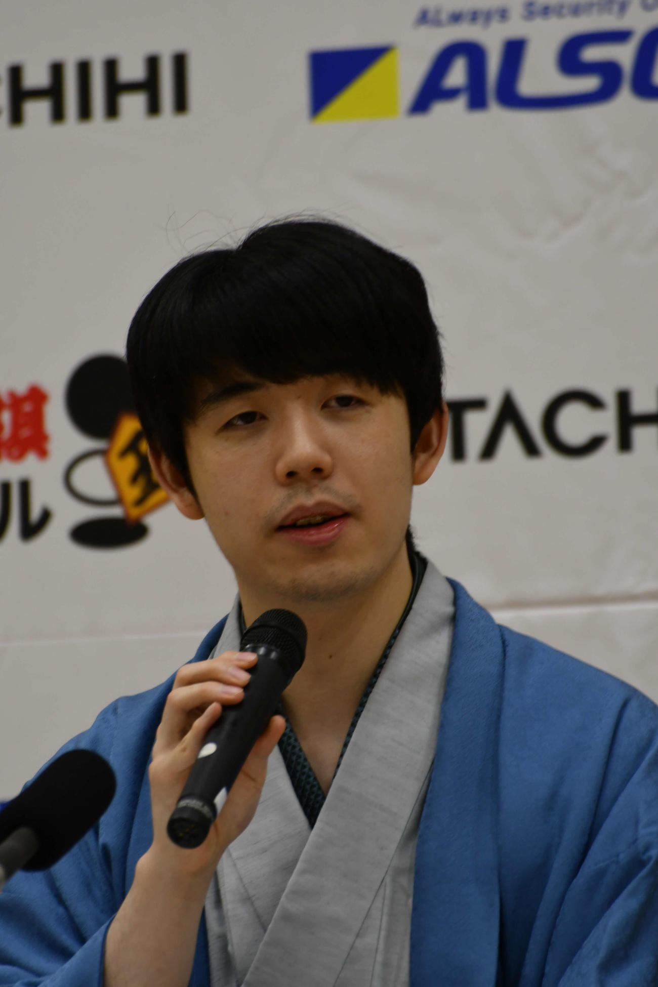王将戦4連覇を果たして記者会見に応じる藤井聡太王将