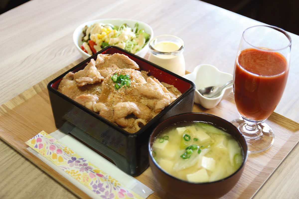 藤井聡太王将の勝負メシは「これうま!!豚ロース　黄金のしょうが焼き丼!!」（日本将棋連盟提供）