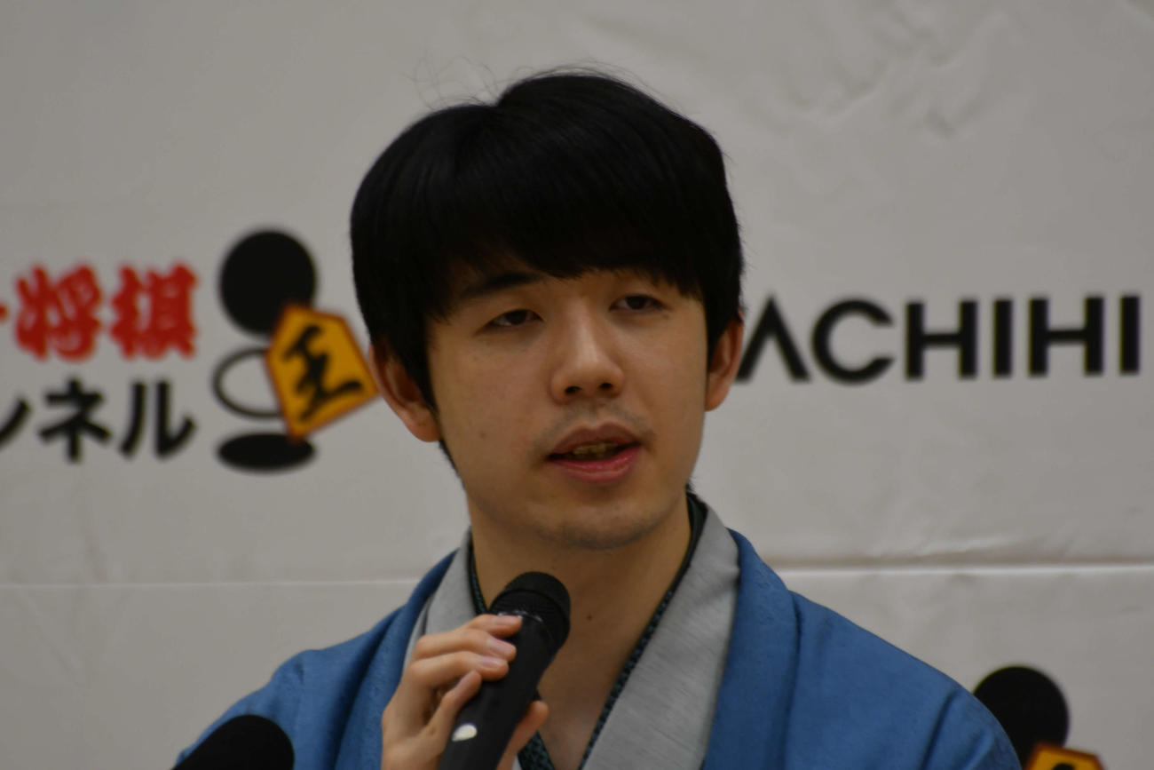 王将戦4連覇を果たして記者会見に応じる藤井聡太王将