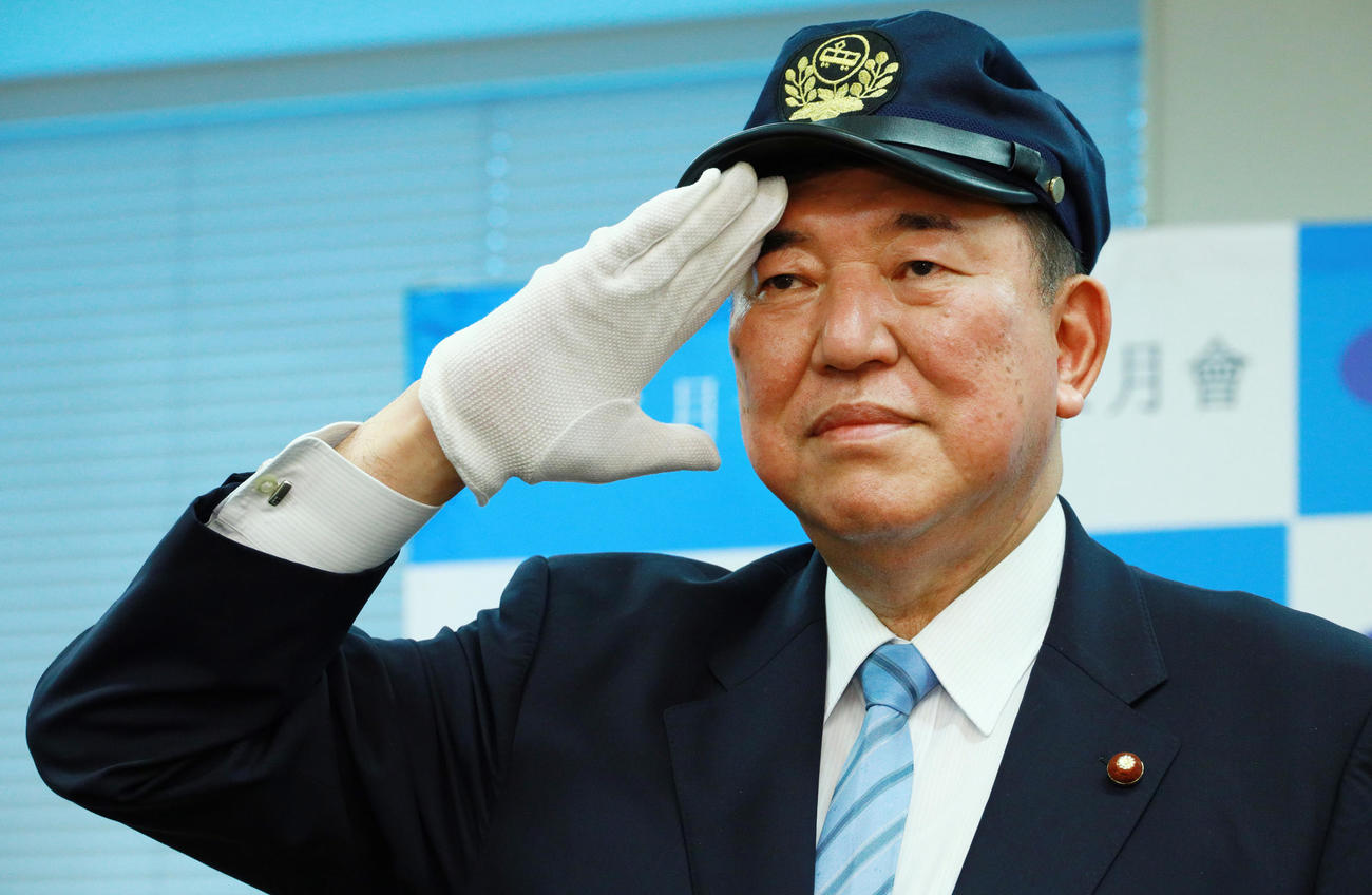 自民党総裁選スポーツ紙各社懇談会で鉄道員の帽子をかぶり敬礼をする石破茂自民党元幹事長（撮影・中島郁夫）