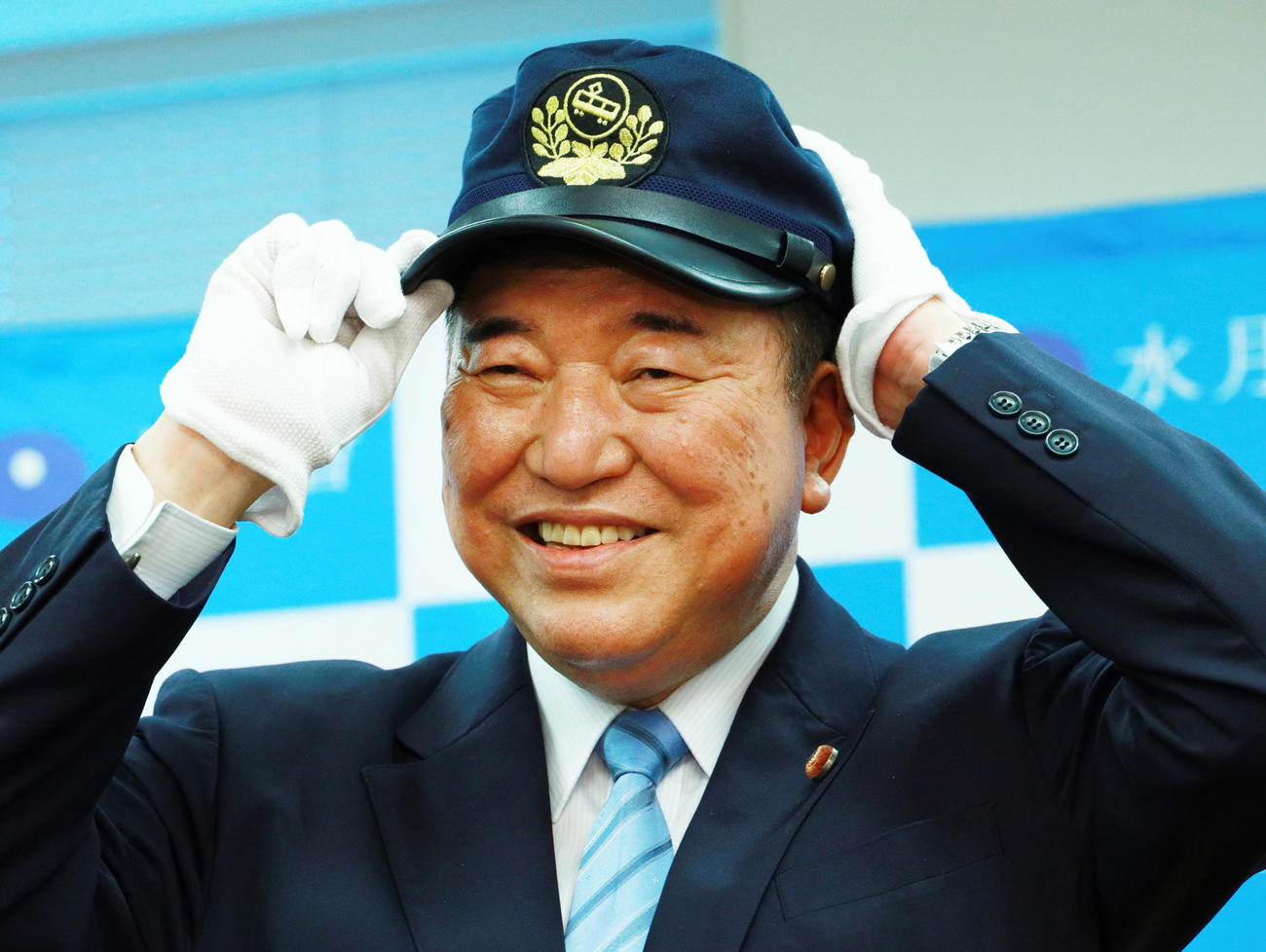 自民党総裁選スポーツ紙各社懇談会で鉄道員の帽子をかぶる石破茂自民党元幹事長（撮影・中島郁夫）