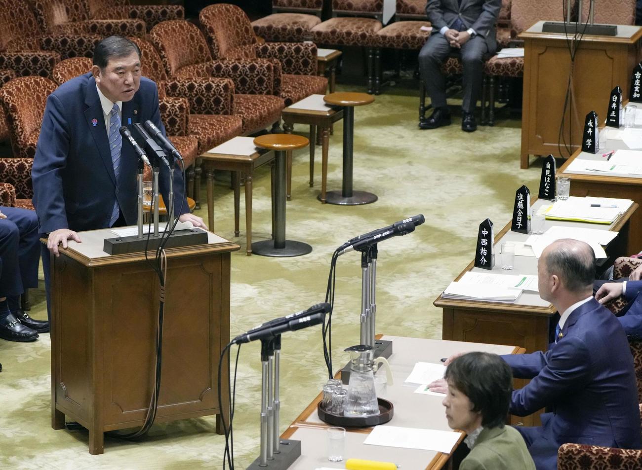 参院予算委の集中審議で、自民党の宮崎雅夫氏（右手前から2人目）の質問に答弁する石破首相（共同）
