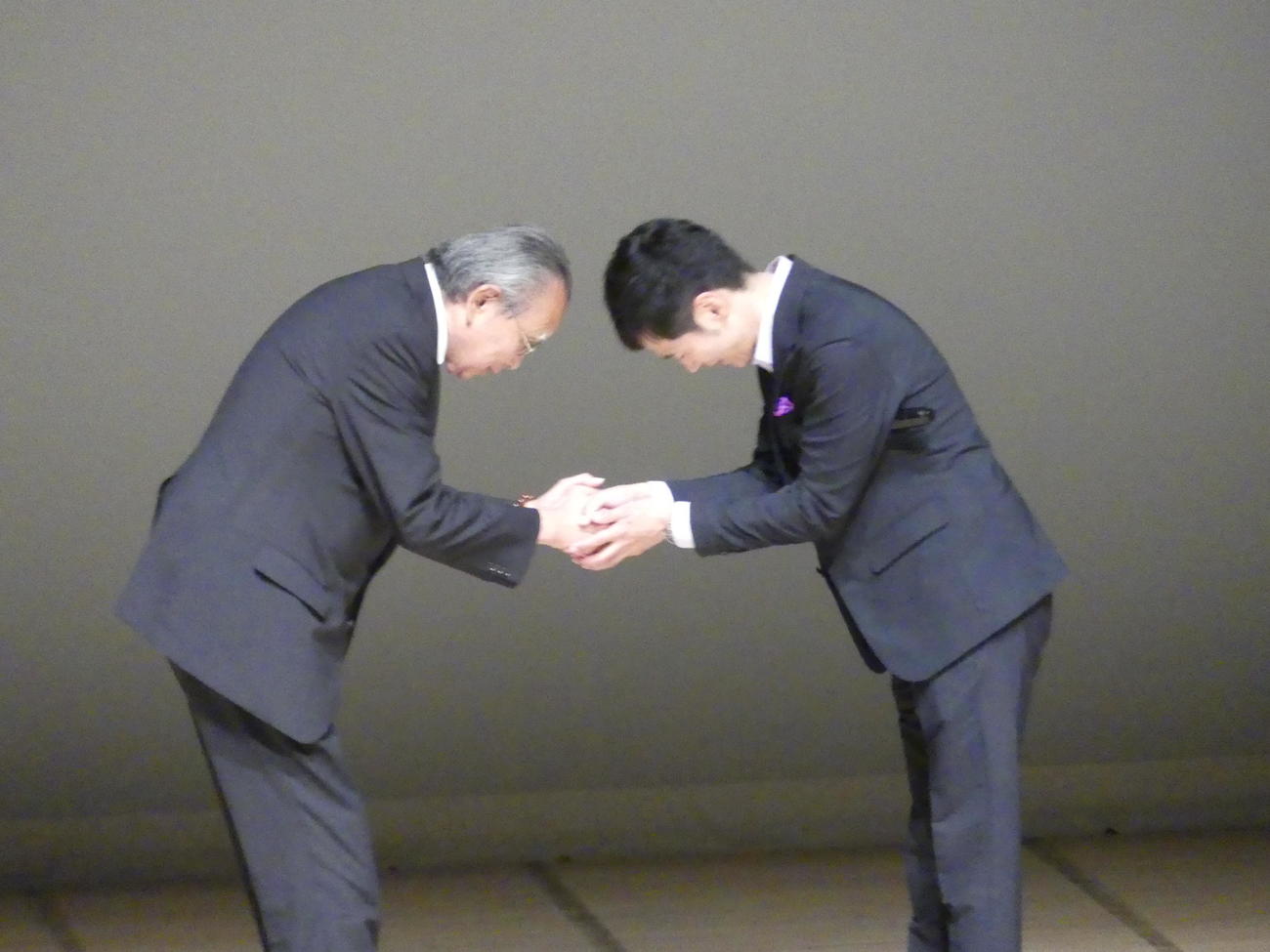 都知事選に向けた決起集会で握手を交わす藤川晋之助さん（左）と石丸伸二氏（2024年7月5日）