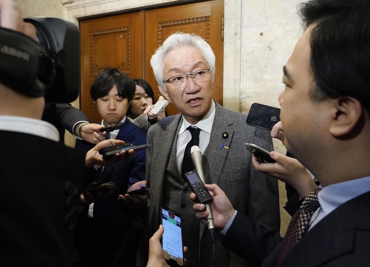 国会内で取材に応じる自民党の西田昌司参院議員＝12日午前（共同）
