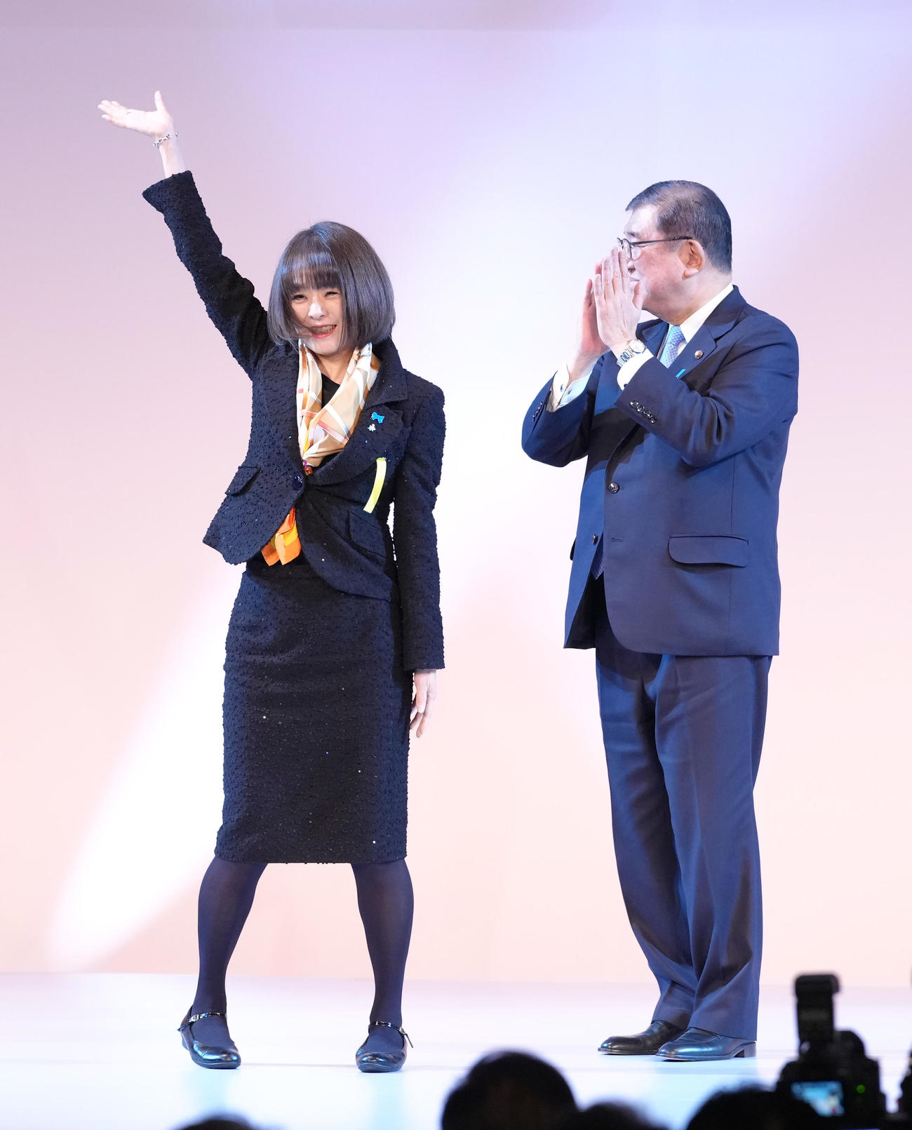自民党大会で比例代表の候補予定者として紹介された杉田水脈氏（左）。右は石破茂首相（2025年3月撮影）