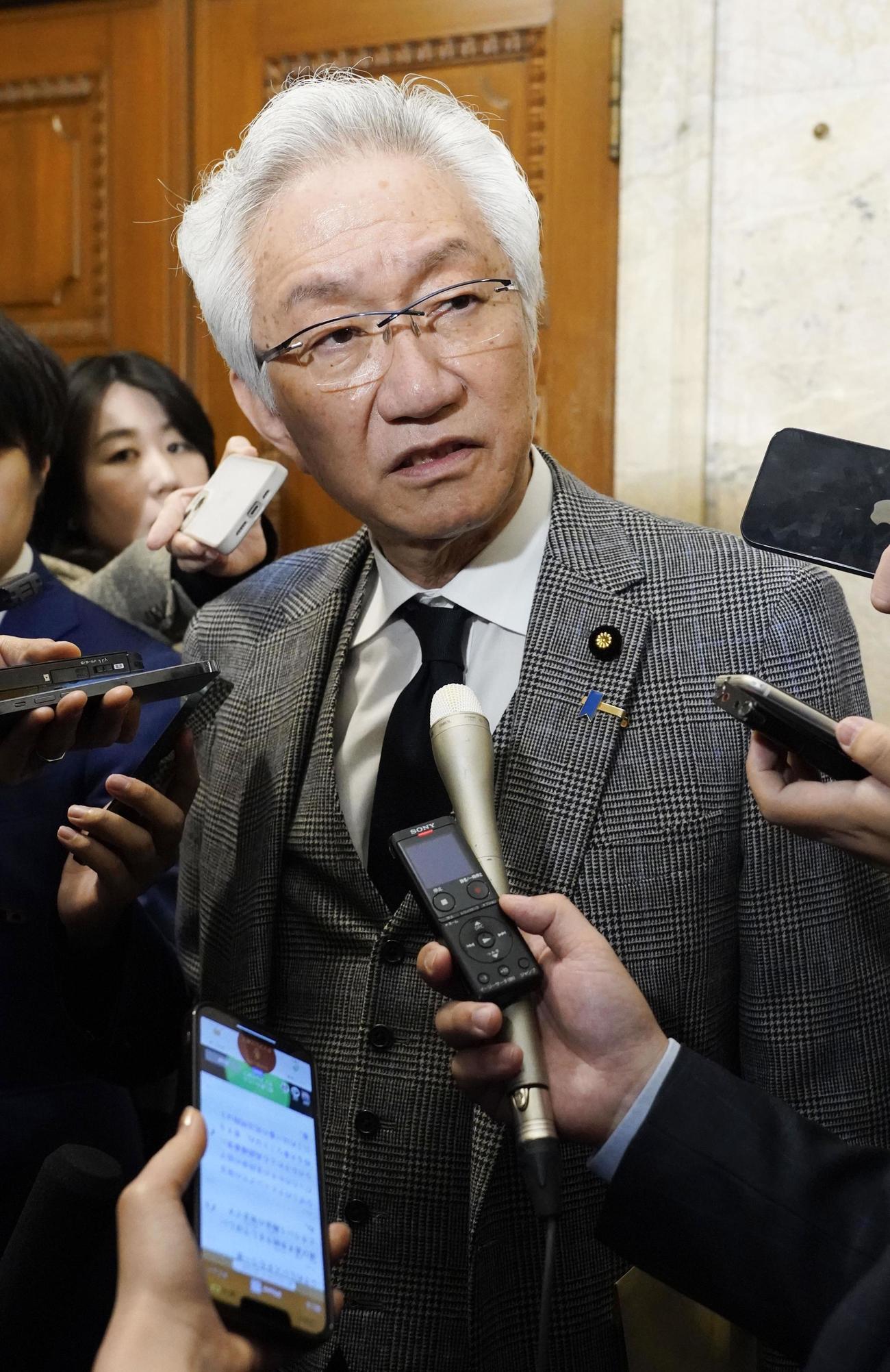 国会内で取材に応じる自民党の西田昌司参院議員（共同）