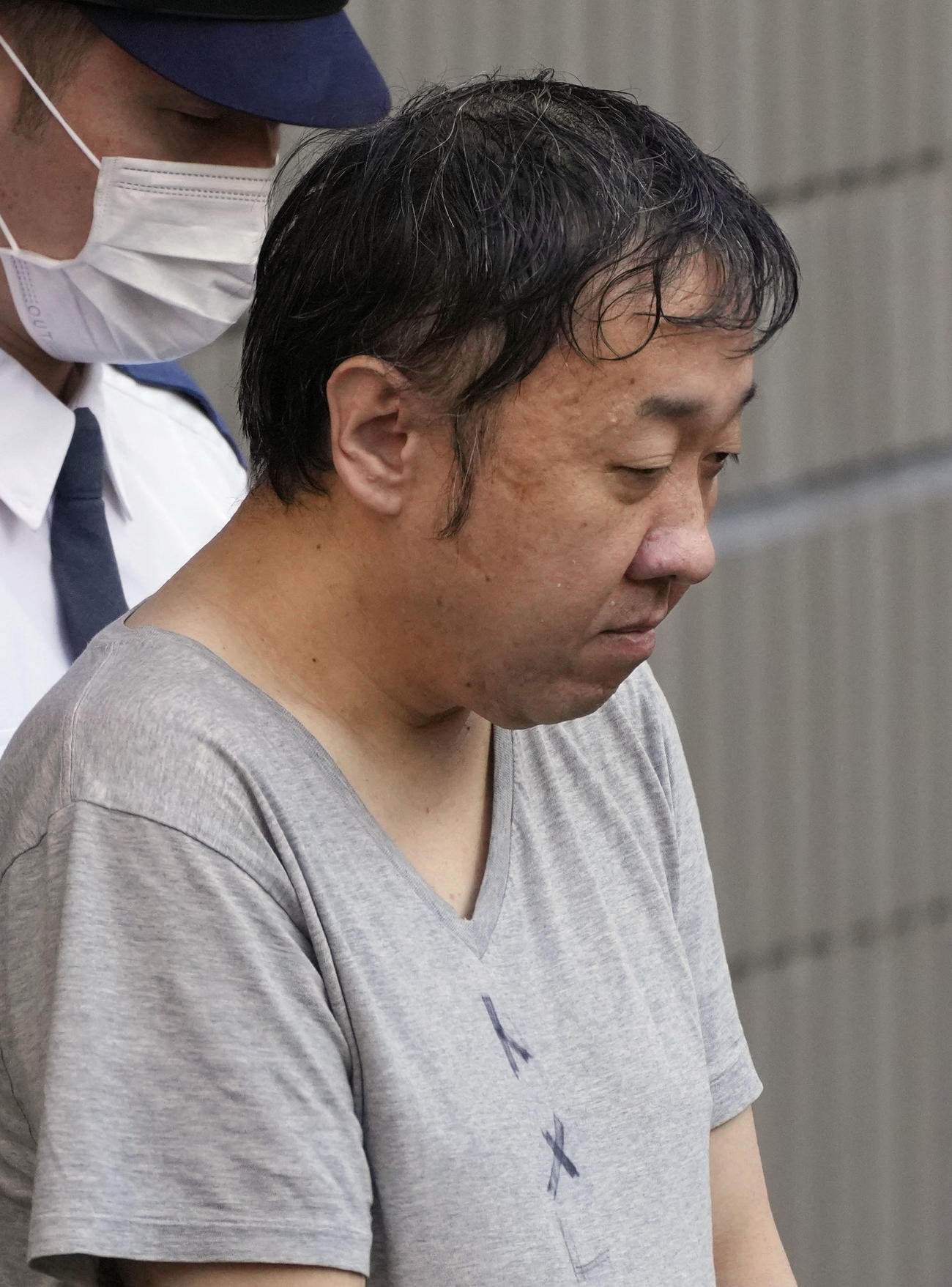 送検のため、警視庁戸塚署を出る高野健一容疑者（共同）