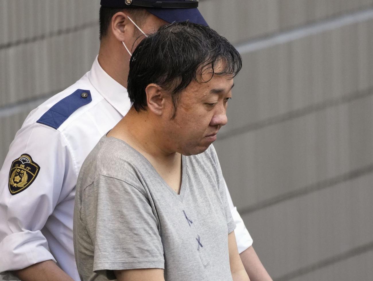 送検のため、警視庁戸塚署を出る高野健一容疑者（共同）