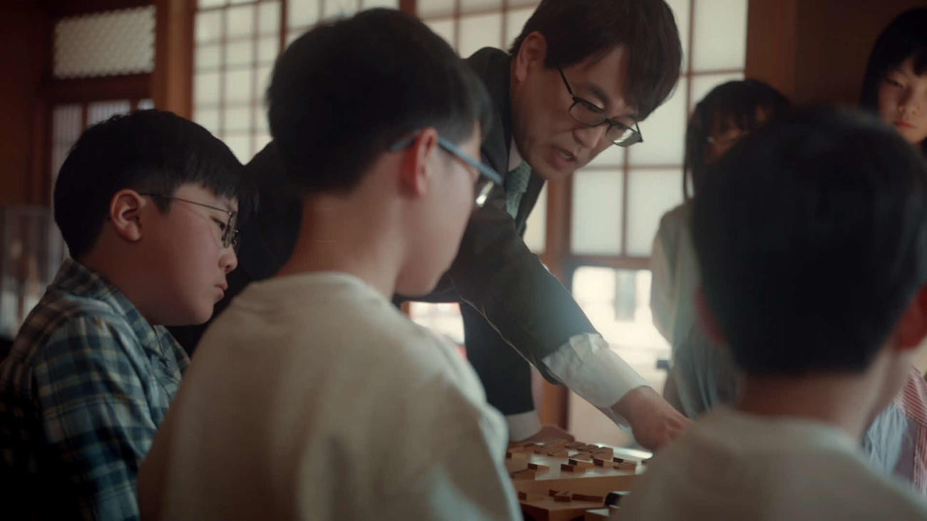 森永製菓の新商品「inゼリージュニアエネルギー」のCM「羽生棋士と将棋」編に出演する日本将棋連盟会長の羽生善治九段