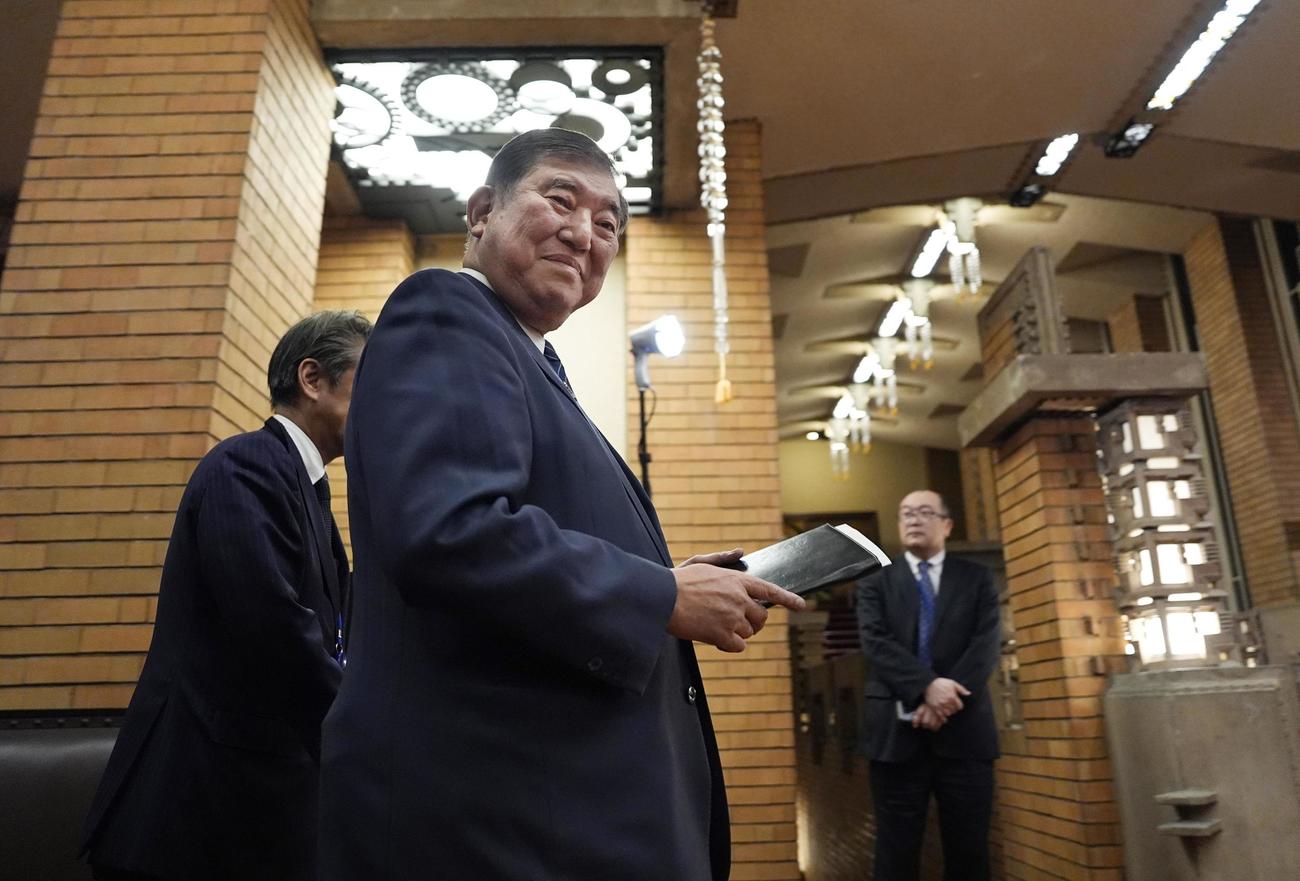 報道陣の取材に臨む石破首相（共同）