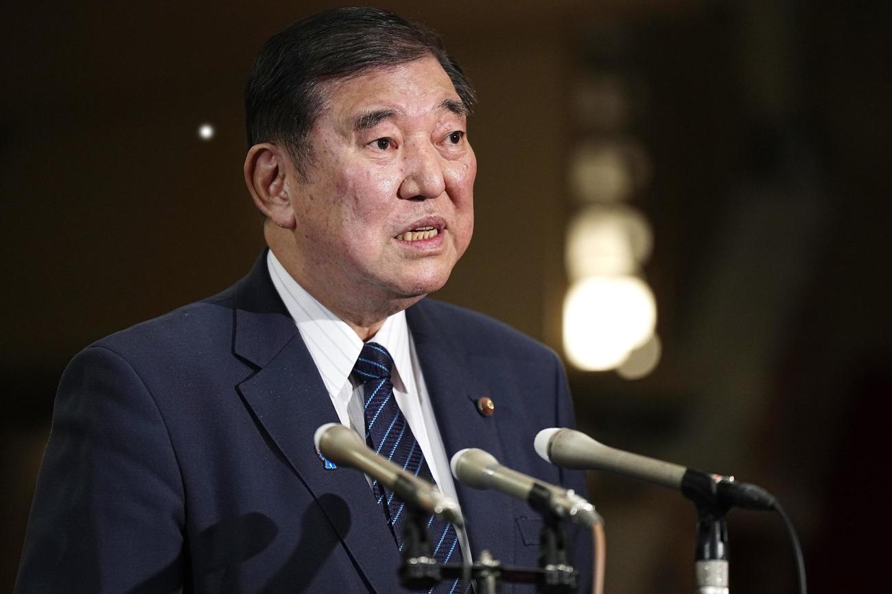 報道陣の取材に応じる石破首相（共同）