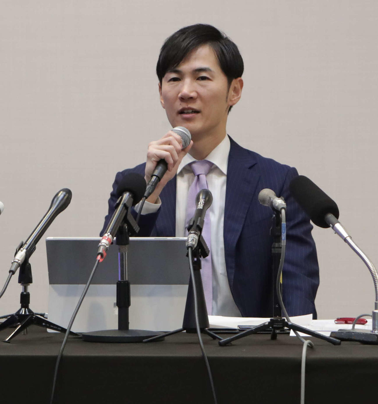 地域政党「再生の道」の会見に出席する石丸伸二氏