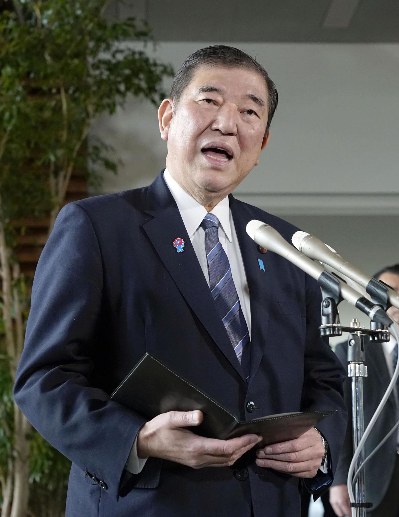 記者団の取材に応じる石破首相（共同）