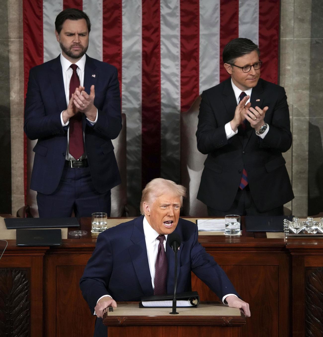 米上下両院合同会議で施政方針演説をするトランプ大統領（ゲッティ＝共同）