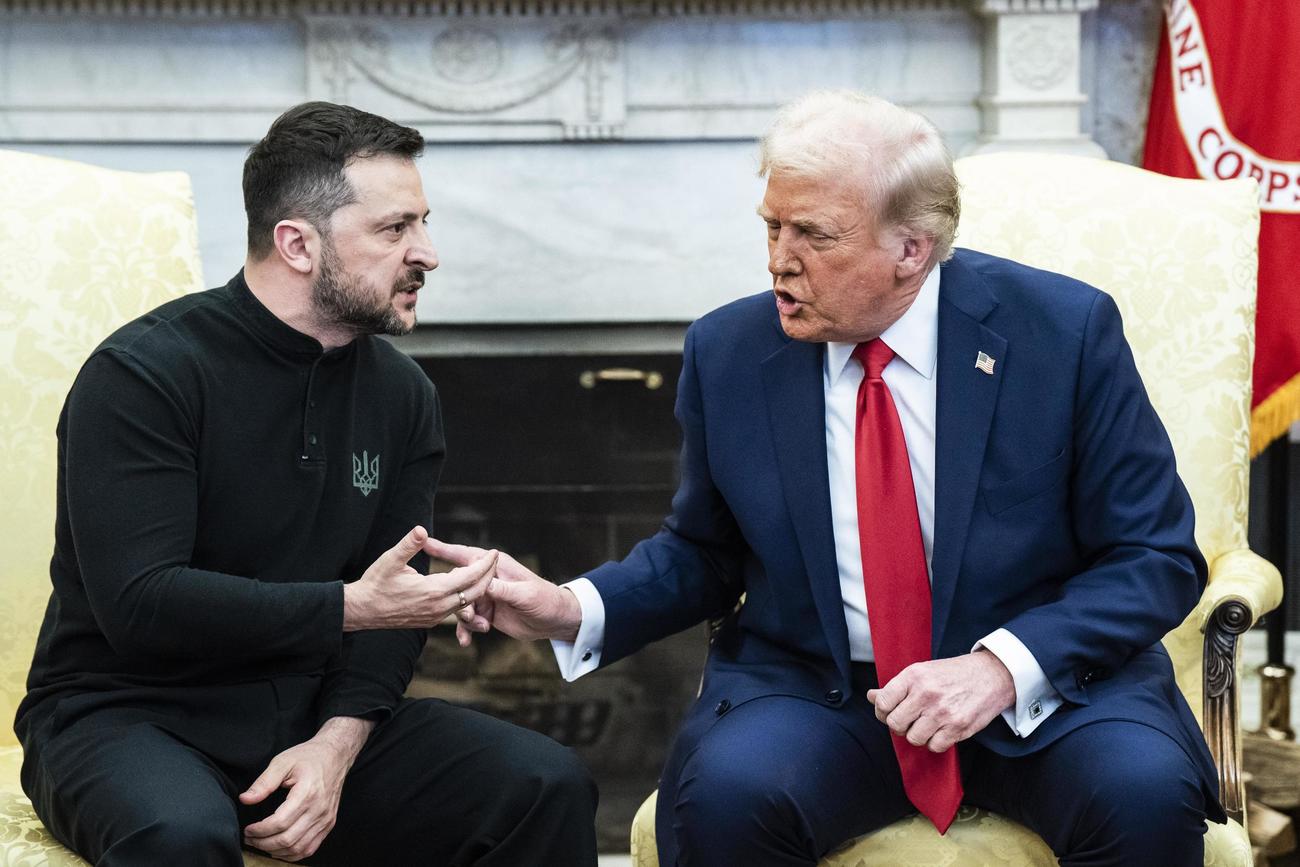ホワイトハウスで会談するトランプ米大統領（右）とウクライナのゼレンスキー大統領。和平交渉を巡り激しい口論となった（ワシントンポスト提供・ゲッティ＝共同）