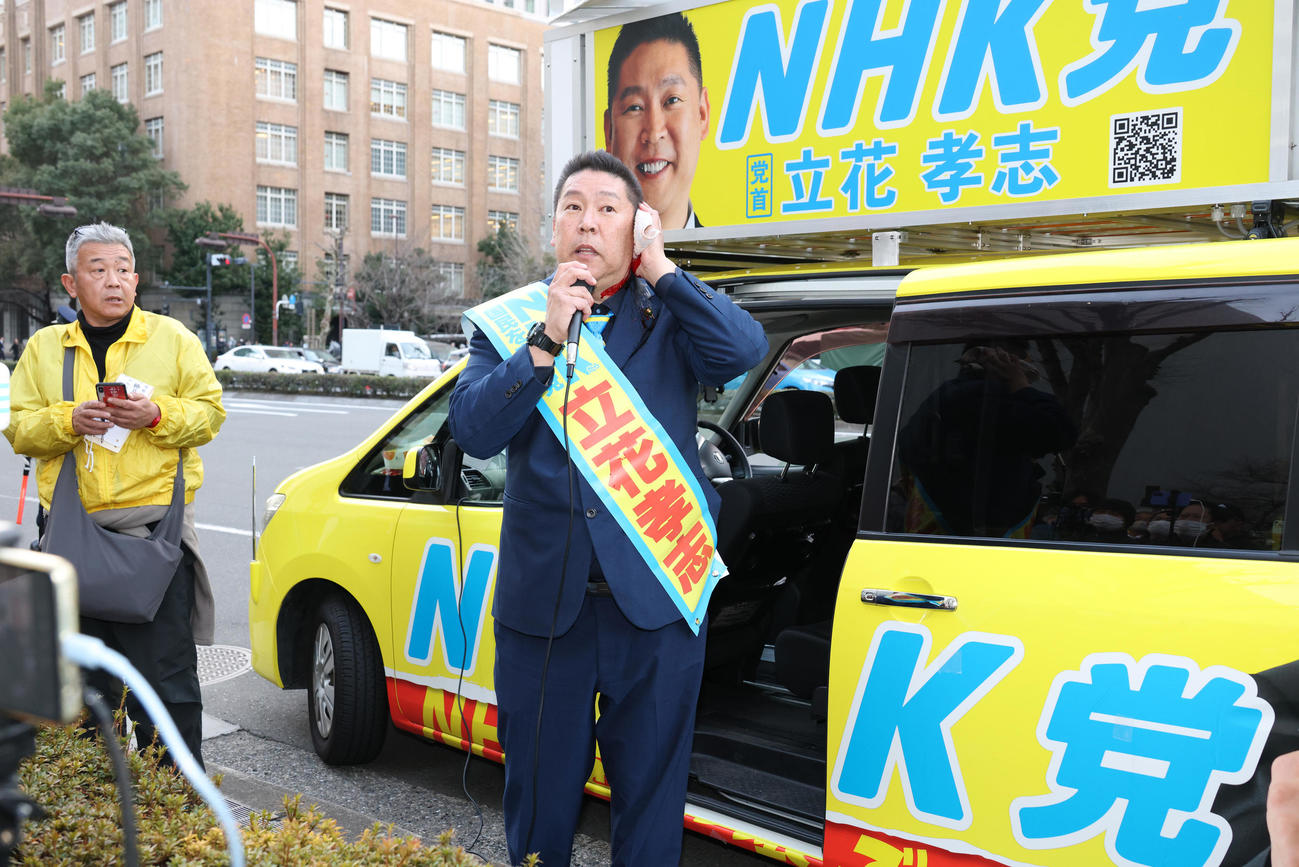 路上で暴漢に襲われ出血した状態でマイクで襲われた状況などを話す立花孝志氏（撮影・中島郁夫）