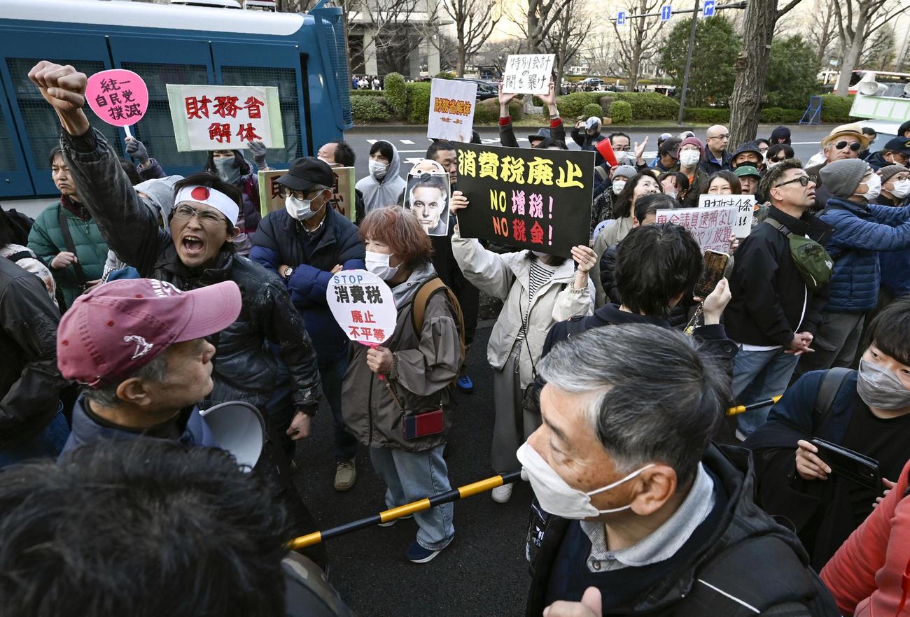 財務省前で行われた減税を求めるデモ（共同）