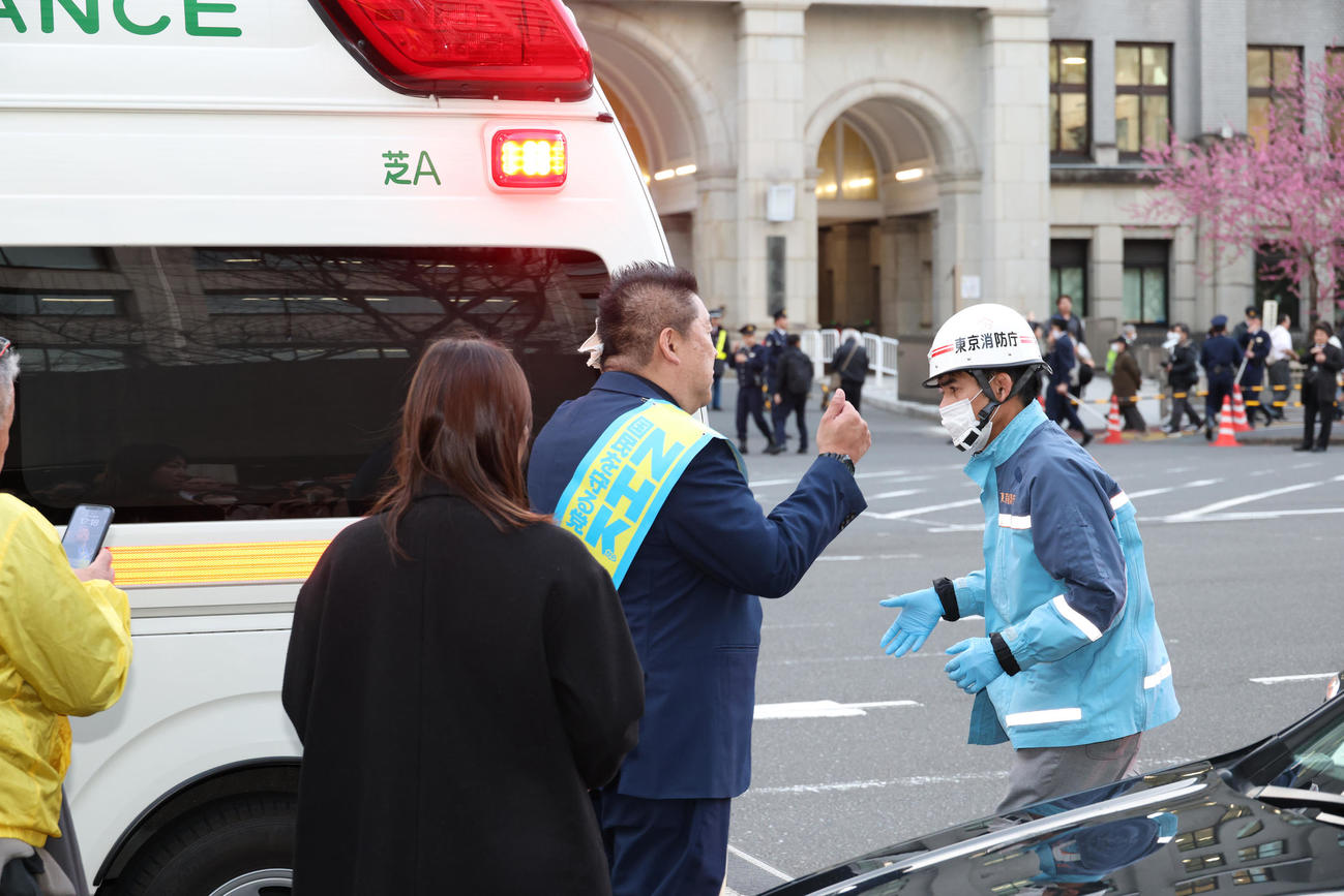 路上で暴漢に襲われ救急隊員と会話をする立花孝志氏（撮影・中島郁夫）