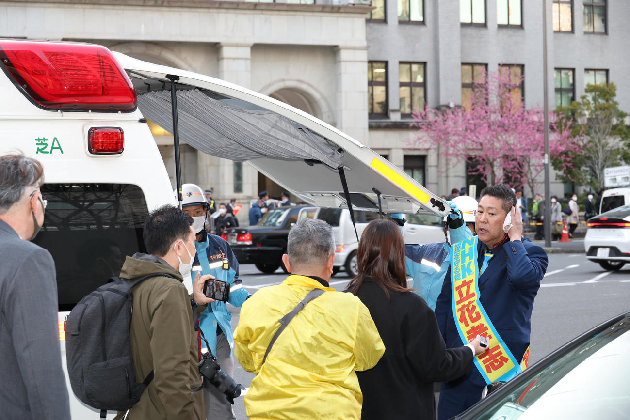 路上で暴漢に襲われ救急車に乗り込む立花孝志氏（撮影・中島郁夫）