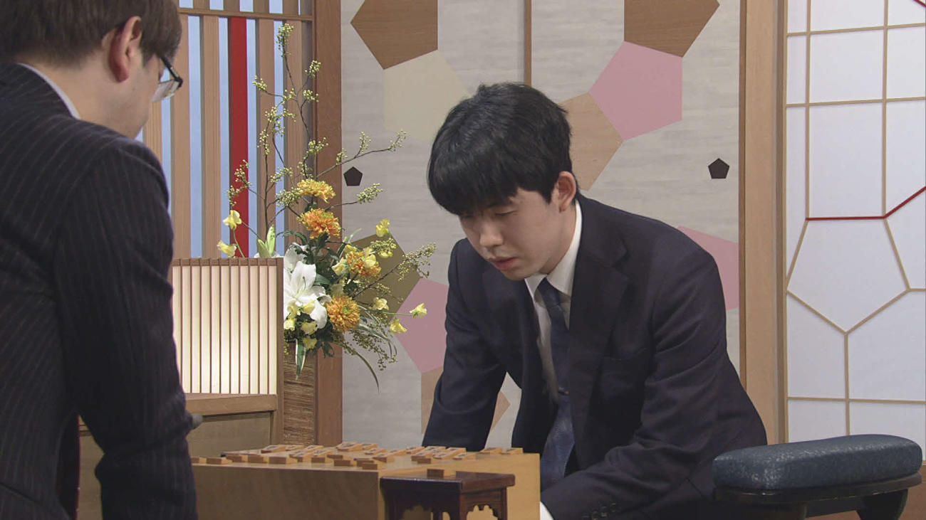 郷田真隆九段（左）を下して2年ぶり2度目の優勝を果たした藤井聡太7冠（日本放送協会提供）