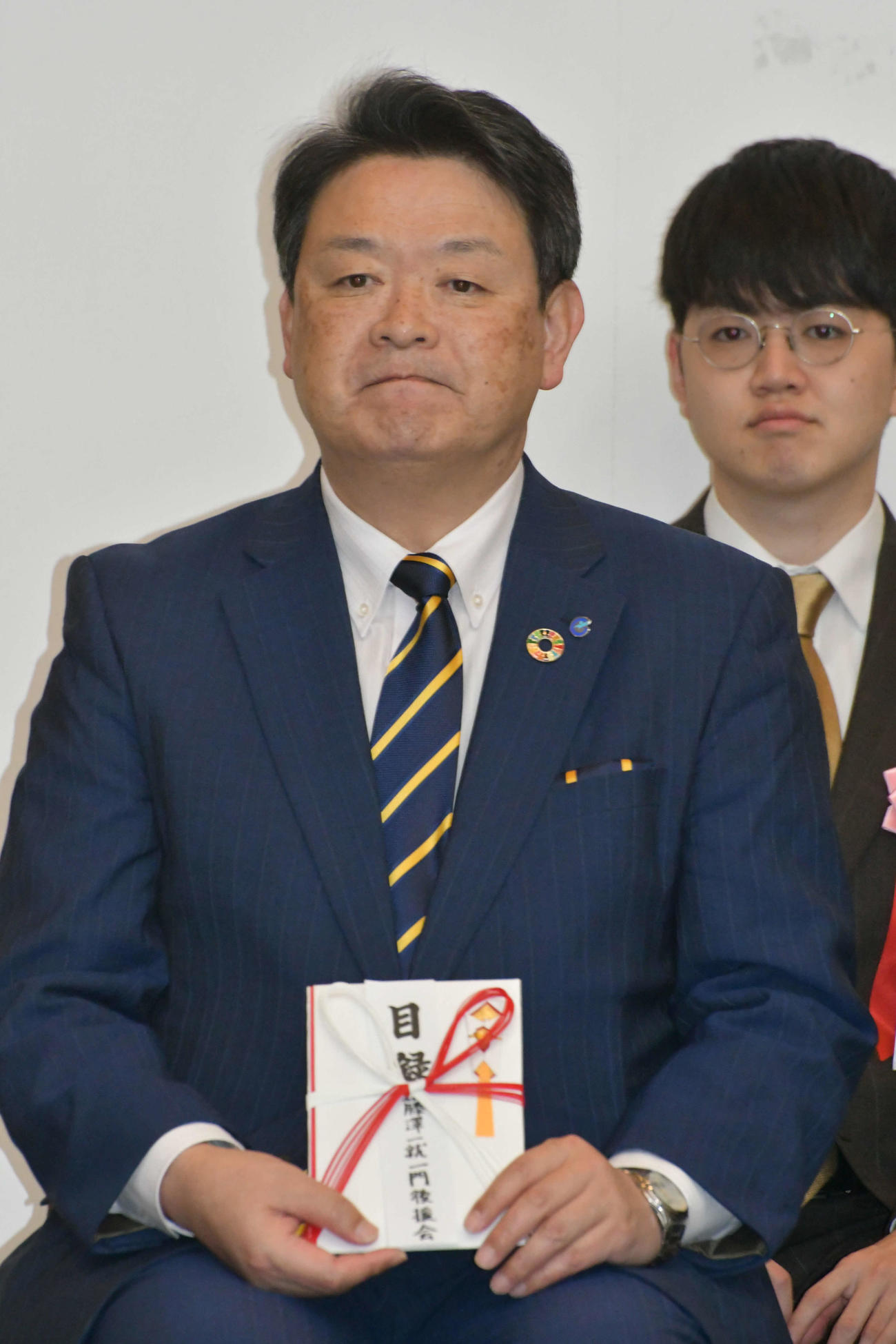 チャリティーの目録を手にする茶谷義隆七尾市長