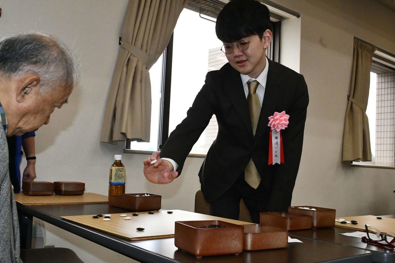 指導碁を行う広瀬優一七段